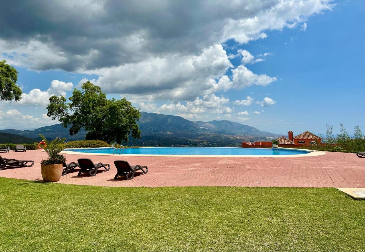 Bright Apartment In The Hills Of Elviria Málaga Exteriör bild