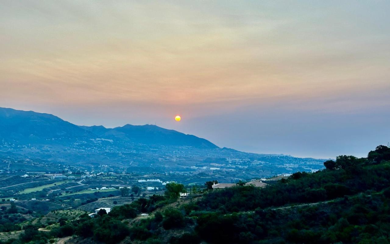 Bright Apartment In The Hills Of Elviria Málaga Exteriör bild